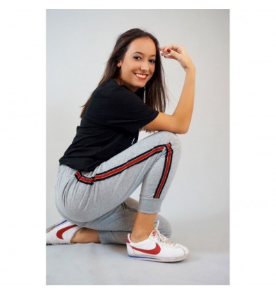 PANTALÓN DEPORTIVO CON FRANJA LATERAL GRIS