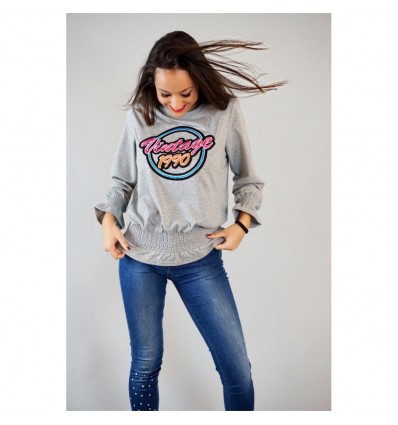 SUDADERA CON PARCHE FRONTAL Y DETALLE VOLANTES (GRIS)