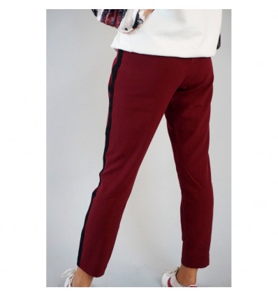 PANTALÓN GRANATE BANDA LATERAL